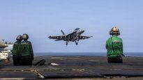 Un avión militar estadounidense despega del portaaviones Abraham Lincoln, el 26 de mayo de 2026.