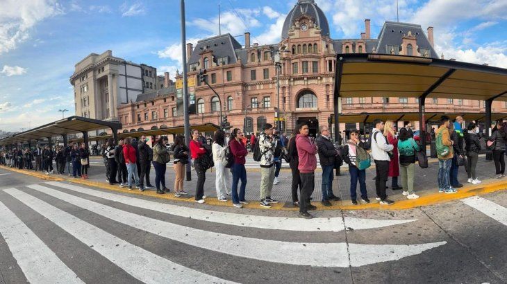 Milei se reuni贸 con sus ministros en medio del paro de colectivos y mientras Econom铆a prepara la medida del virtual blanqueo de d贸lares
