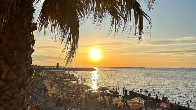 Playas de aguas salinas y paisajes serranos convierten a Miramar de Ansenuza en uno de los destinos más originales para disfrutar en Córdoba.