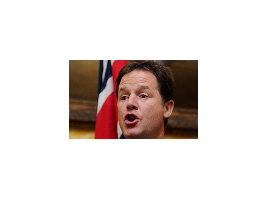 Según Clegg, ayudaría a sacar a la economía británica de la recesión.