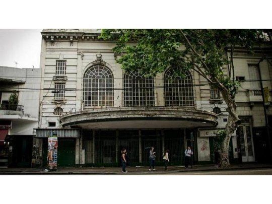 Vecinos intentan frenar demolición de un viejo teatro