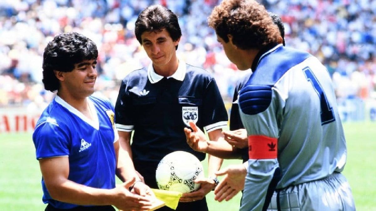 Subastan la pelota con la que Maradona le metió goles a Inglaterra