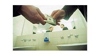 La encuesta se refiere a sobornos a funcionarios policiales, de aduanas y judiciales.