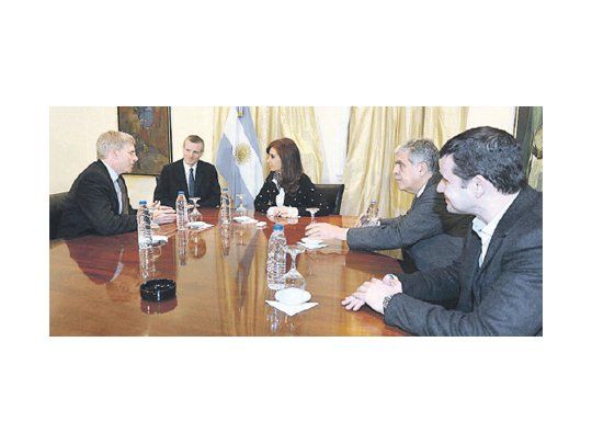 El viceministro de Energía Daniel Poneman cerró anoche su misión como enviado de Barack Obama con una visita a Cristina de Kirchner en Olivos. En la foto, el traductor, el ministro Julio De Vido y Miguel Galuccio, de YPF.