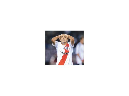 Diego Buonanotte se agarra la cabeza. El volante declaró que «tenemos que lucharla». River está al borde de quedarse sin objetivos.