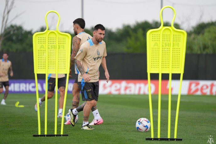 Lionel Messi durante el entrenamiento realizado por el seleccionado argentino en Nueva Jersey. El capitán estará ante Chile, pero resta saber si será acompañado por Julián Álvarez o Lautaro Martínez.