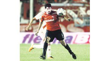Eduardo Tuzzio volverá a ser el capitán de un Independiente que busca ganar después de 12 fechas sin lograrlo. Esta noche enfrenta a Arsenal en Sarandí.