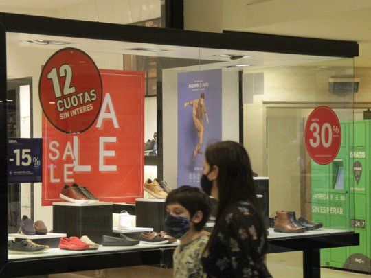 Muchas de las vidrieras lucieron descuentos y promociones para tentar a los consumidores.