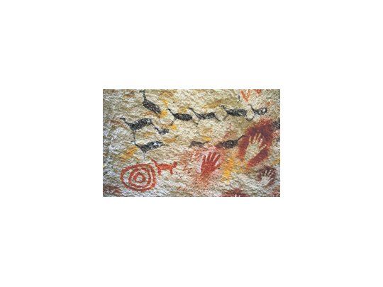 Las paredes rocosas, con sus manos en positivo y negativo, figuras de animales y los misteriosos círculos que podrían representar a divinidades.