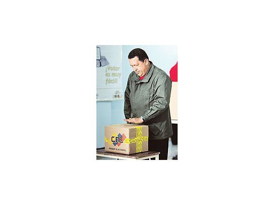 Hugo Chávez, ayer al votar en las elecciones regionales venezolanas.Instó a la oposición a reconocer los resultados,pese a que él mismo había amenazado durante la campañacon «sacar los tanques a la calle» si ganaban los «candidatosde la oligarquía».