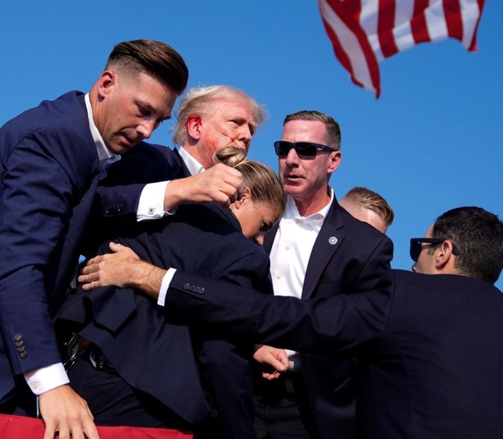 Donald Trump es retirado del acto.