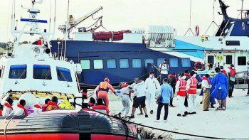 La noche del s&aacute;bado arribaron a Lampedusa 450 personas en un solo barco.