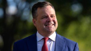 Bill Pulte, quien mantendrá de forma simultánea sus funciones actuales, se desempeña como director de la Agencia Federal de Financiamiento de Vivienda y preside las corporaciones hipotecarias Fannie Mae y Freddie Mac. Bill Pulte, quien mantendrá de forma simultánea sus funciones actuales, se desempeña como director de la Agencia Federal de Financiamiento de Vivienda y preside las corporaciones hipotecarias Fannie Mae y Freddie Mac.