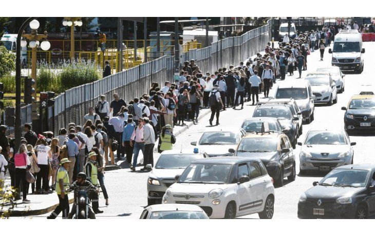 Complicaciones. Más allá de los inconvenientes para circular con los vehículos, quienes trabajan en Puerto Madero debieron padecer las largas colas para ingresar al barrio: tenían que estar previamente acreditados.
