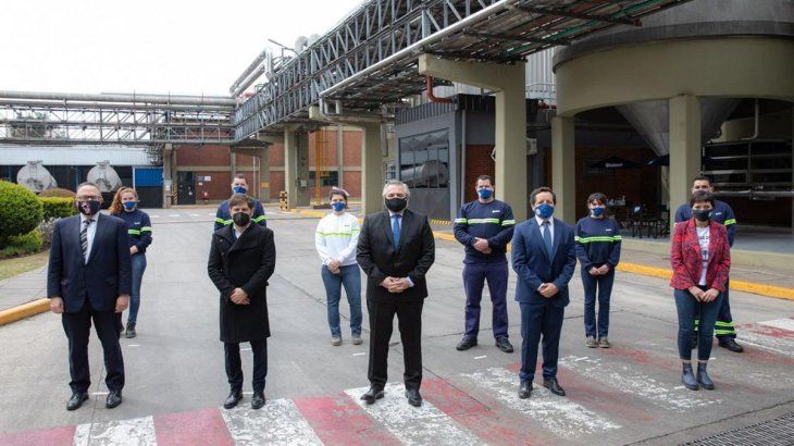 El anuncio se realiz&oacute; durante la visita del presidente a la planta ubicada en la localidad hom&oacute;nima, donde estuvo acompa&ntilde;ado por el gobernador bonaerense, Axel Kicillof; el ministro de Desarrollo Productivo, Mat&iacute;as Kulfas; la intendenta de Quilmes, Mayra Mendoza; y la secretaria de Comercio Interior, Paula Espa&ntilde;ol.