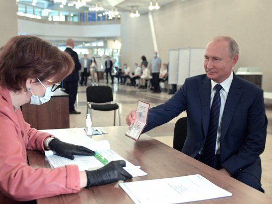 Meses atrás. El presidente de Rusia, Vladímir Putin, durante un proceso electoral en plena cuarentena.