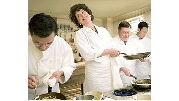 Meryl Streep compone con su habitual encanto un personaje más difícil de lo que parece: la popularísima chef televisiva norteamericana Julia Child.