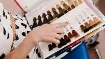 Qué quiere decir cambiar todo el tiempo el color de pelo, según expertos en psicología.&nbsp;