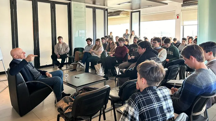 El CEJOP ofrece una formación política transversal y completa. El CEJOP ofrece una formación política transversal y completa.