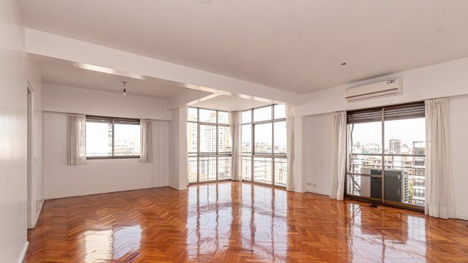 Suelen ser departamentos luminosos y con dependencias, superan los 100 m2.