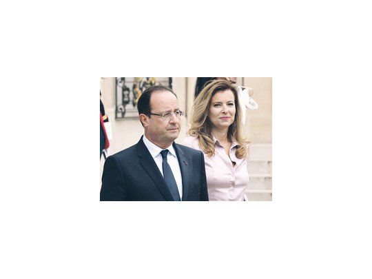 El presidente Hollande enfrenta un escándalo sentimental en momentos en que se derrumba su popularidad por la ineficacia de sus políticas económicas.