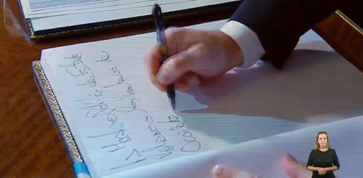 Milei comenzó su firma afirmando que 