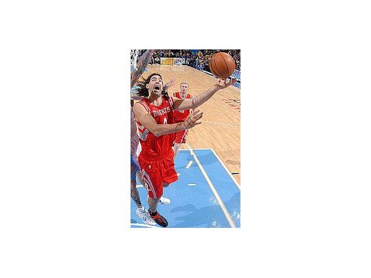 Scola marcó 25 puntos en el triunfo de Houston.
