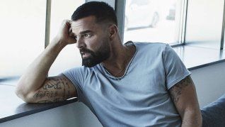 El artista tiene una fortuna de millones de dólares gracias a su exitosa carrera. El artista tiene una fortuna de millones de dólares gracias a su exitosa carrera.