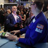 El Nasdaq Composite se depreció un 1% hasta los 22.516,69 puntos, y lideró los retrocesos entre los principales índices. El Nasdaq Composite se depreció un 1% hasta los 22.516,69 puntos, y lideró los retrocesos entre los principales índices.