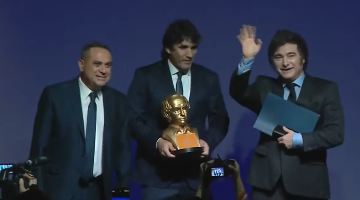 El presidente Javier Milei recibiendo el Premio Juan Bautista Alberdi, otorgado por la Fundación Federalismo y Libertad.