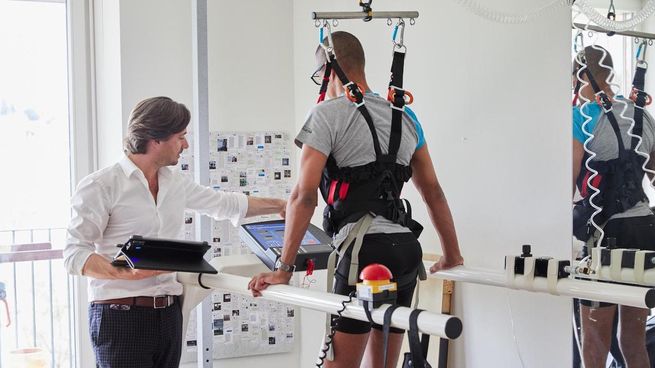 El neurocientífico Grégoire Courtine junto a uno de sus pacientes.&nbsp;
