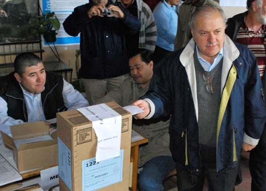 El gobernador Arturo Colombi emite su voto durante la jornada electoral que se desarrolla en esta provincia.