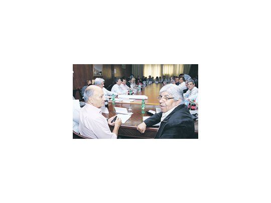 Hugo Moyano preside junto al líder de los peones rurales, Gerónimo Venegas, el encuentro del Consejo Directivo de su CGT, desde ayer ilegalizada por el Gobierno.