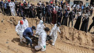 Más de 300 cadáveres fueron exhumados de varias fosas comunes en los patios del hospital Naser, en Gaza.