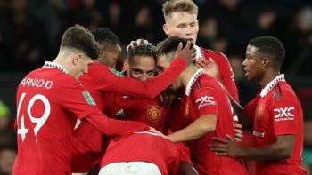 Sigue. Con los argentinos en cancha, Manchester United goleó y va por su sexta Copa de la Liga inglesa.