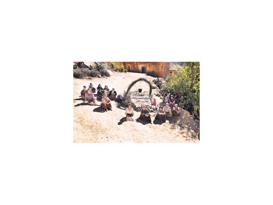 «La fuente de las mujeres» es una gozosa tragicomedia ambientada en una aldea montañosa donde las mujeres, víctimas de innumerables sufrimientos, se ponen firmes frente a los varones dominantes.