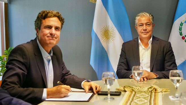 Imagen de la firma del convenio entre directivos de Pluspetrol y autoridades del Gobierno de la Provincia del Neuquén.