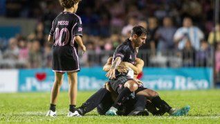 Messi vivió un susto grande en Puerto Rico: un hincha invadió la cancha y lo derribó Messi vivió un susto grande en Puerto Rico: un hincha invadió la cancha y lo derribó