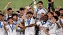 Diez, levantando la copa junto a sus compañeros del Real Madrid