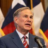 El gobernador de Texas congela las solicitudes de visa H-1B. El gobernador de Texas congela las solicitudes de visa H-1B.