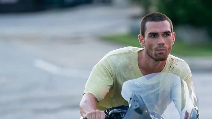 El filme muestra el sueño de un joven que busca rehacer su vida en las pistas profesionales de motos. 