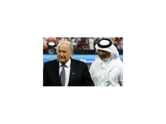 El presidente de la FIFA, Joseph Blatter junto al presidente de de la Confederación Asiática de Fútbol (CAF), Mohamed Ben Hammam.