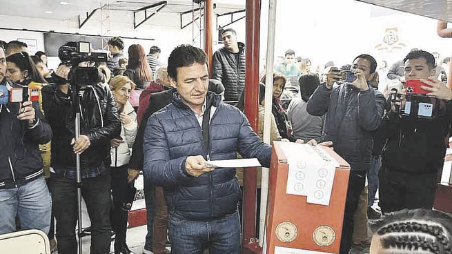 pulseada. El vicegobernador peronista Osvaldo Jaldo y el diputado nacional radical Roberto Sánchez, a la hora de sufragar ayer en tierra tucumana. El calendario electoral se vio golpeado de lleno por un fallo de la Corte nacional que dejó fuera de juego la postulación a vicegobernador del actual mandatario, Juan Manzur. Pero el oficialismo finalmente celebró ayer.