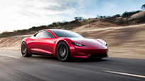 El deportivo eléctrico de Tesla acumula años de demoras, pero su equipo de diseño volvió a prometer novedades.