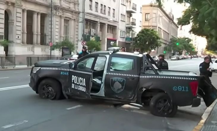 Ambos agentes fueron trasladados al Hospital Ramos Mejía con diagnóstico de politraumatismos. Ambos agentes fueron trasladados al Hospital Ramos Mejía con diagnóstico de politraumatismos.