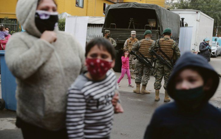ASISTENCIA. Militares entregan alimentos en los barrios más vulnerables de Santiago.