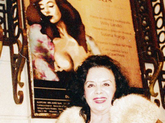 Isabel Sarli. Esplendorosa en sus años de madurez, junto a un afiche que resaltaba, como tantos otros, sus más ensalzados atributos.
