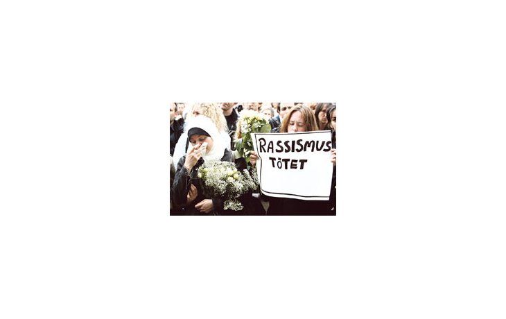 ámbito.com | Un grupo de alemanes e inmigrantes manifiesta el sábado pasado en Dresde con un cartel que dice: «El racismo mata», en homenaje a la joven egipcia Marwa, asesinada el 1 de julio.