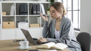 Las largas jornadas de trabajo en la oficina pueden traer problemas en la espalda. Las largas jornadas de trabajo en la oficina pueden traer problemas en la espalda.