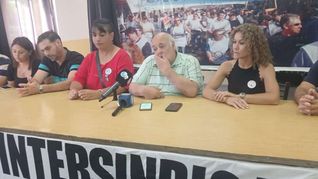 Conferencia de prensa de la Mesa Intersindical de Gremios Estatales en la que emplazó al gobernador de La Pampa para que convoque a paritarias.